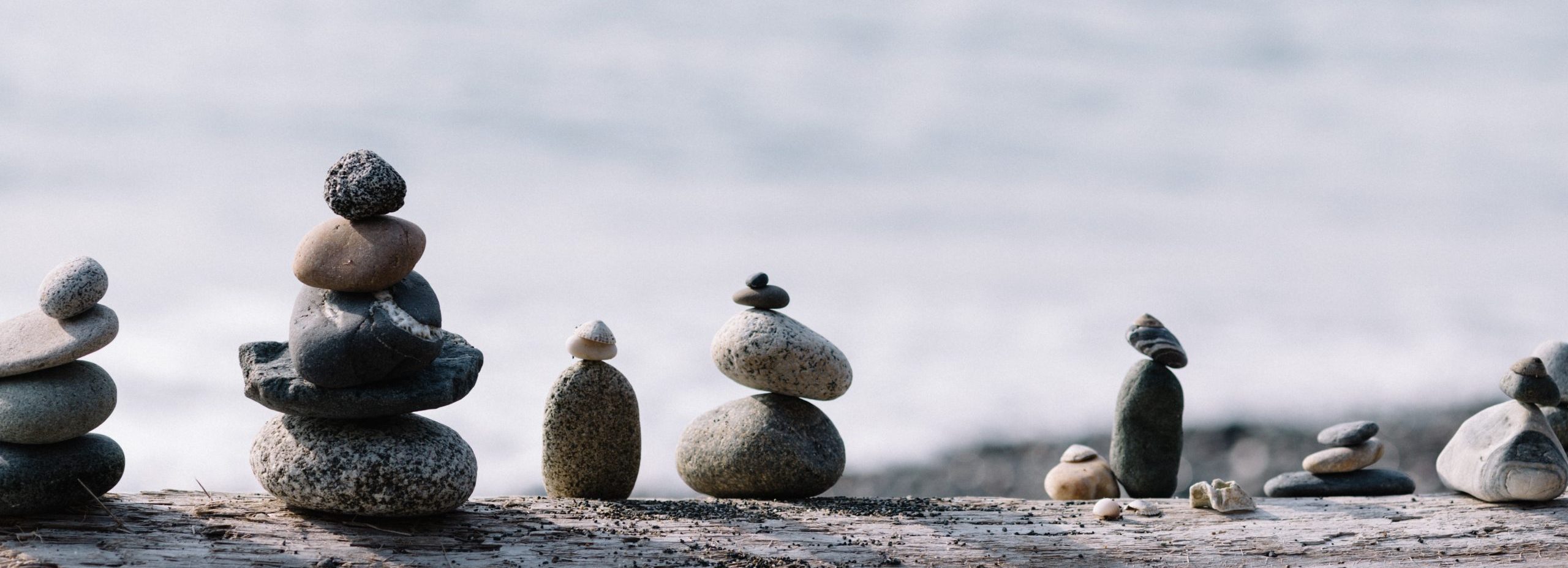 foto di pietre sulla riva